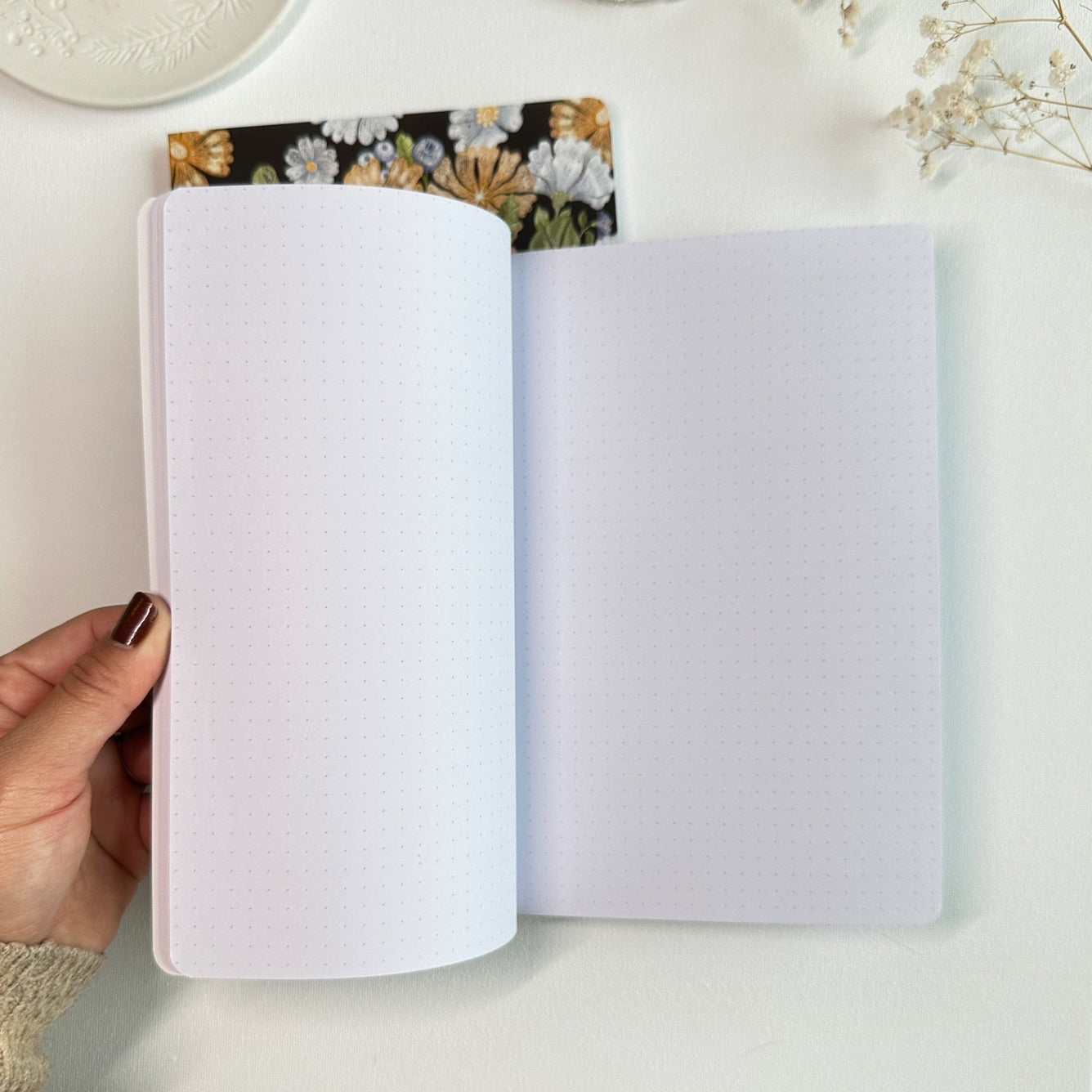 Dot Grid Notitieboek – Lichte Botanische Kaft + Stickervel