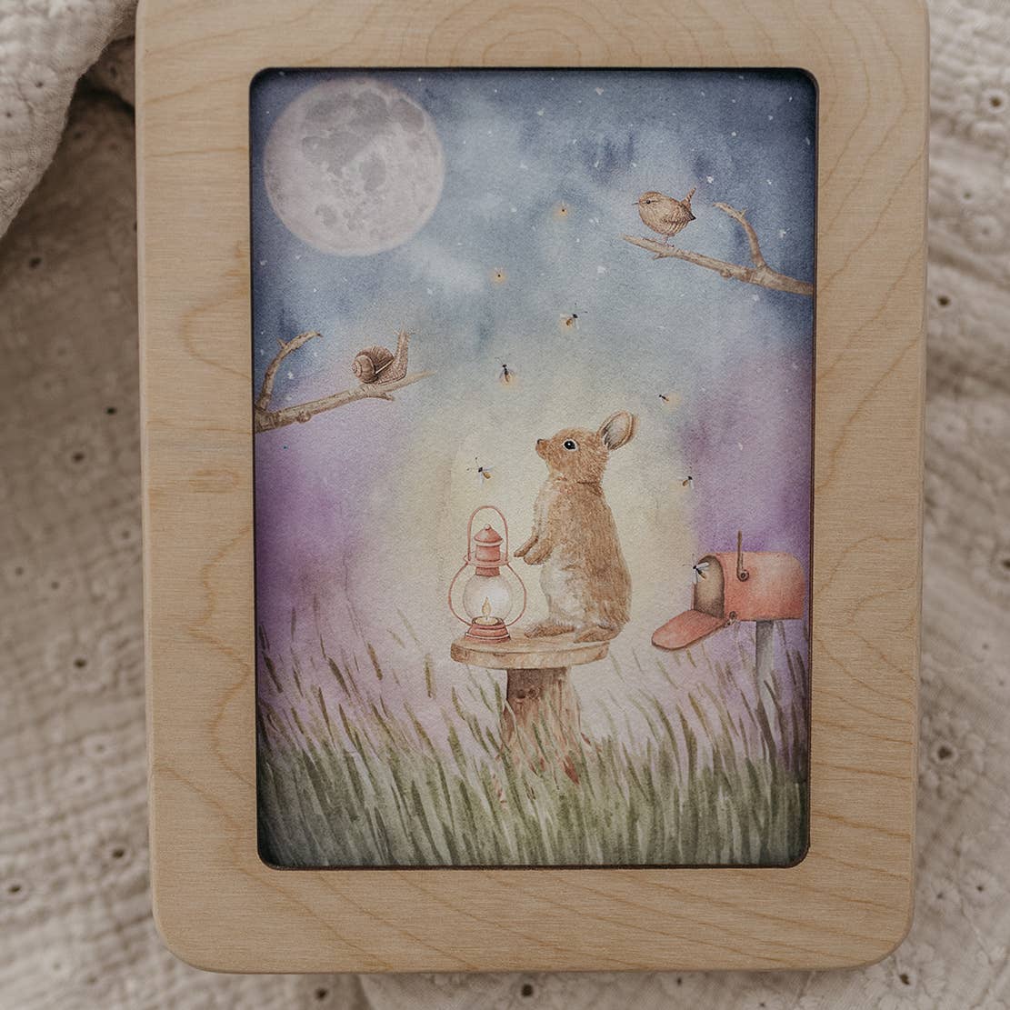 Schattige Nachtelijke Konijn Postkaart – Illustratie met Maan en Vuurvliegjes