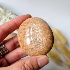 Peach Moonstone Palmsteen (60–90 gram) – Rust & Zelfliefde in je Hand