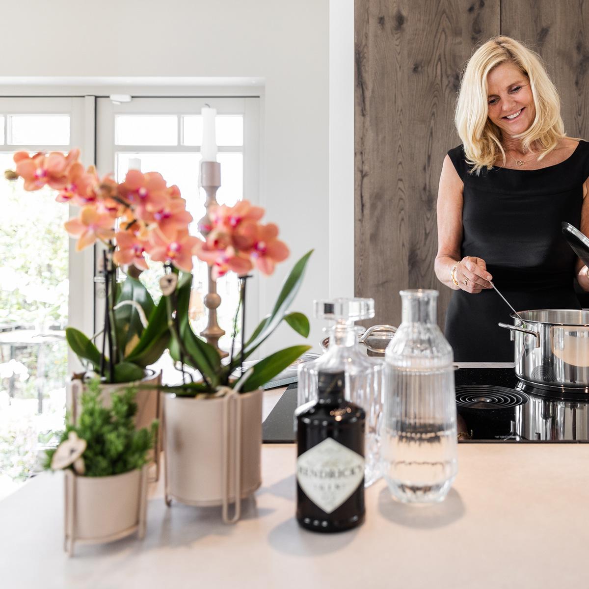Combinatie van 2 Oranje Phalaenopsis Orchideeën – Energie en Warmte in Één Set
